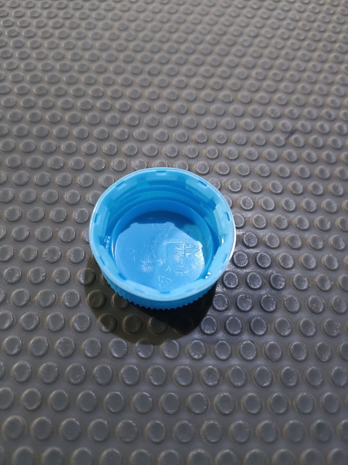 28 mm crown caps detail