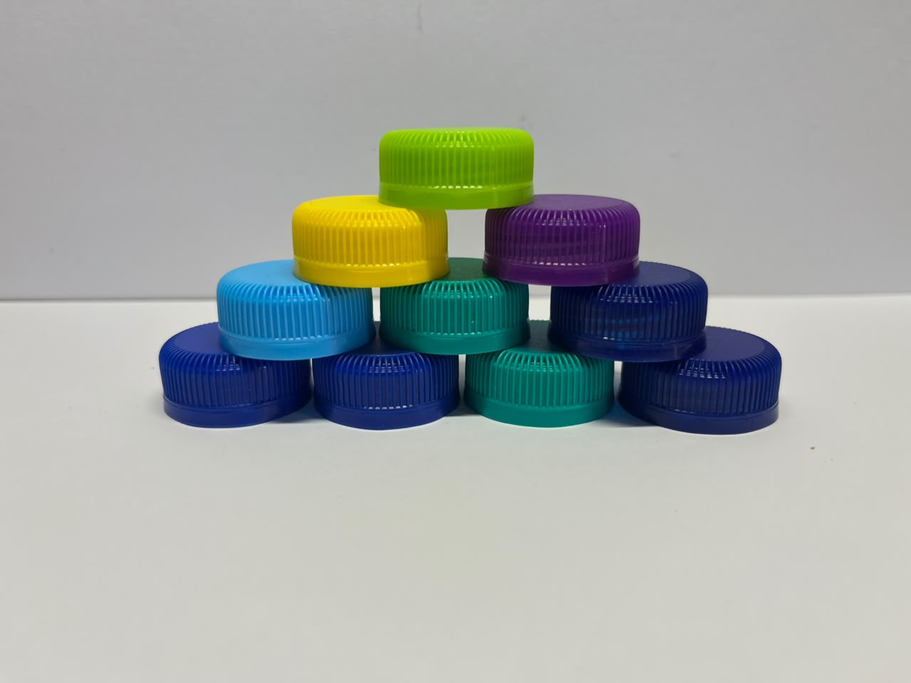 26/22 short-neck caps in assorted colours